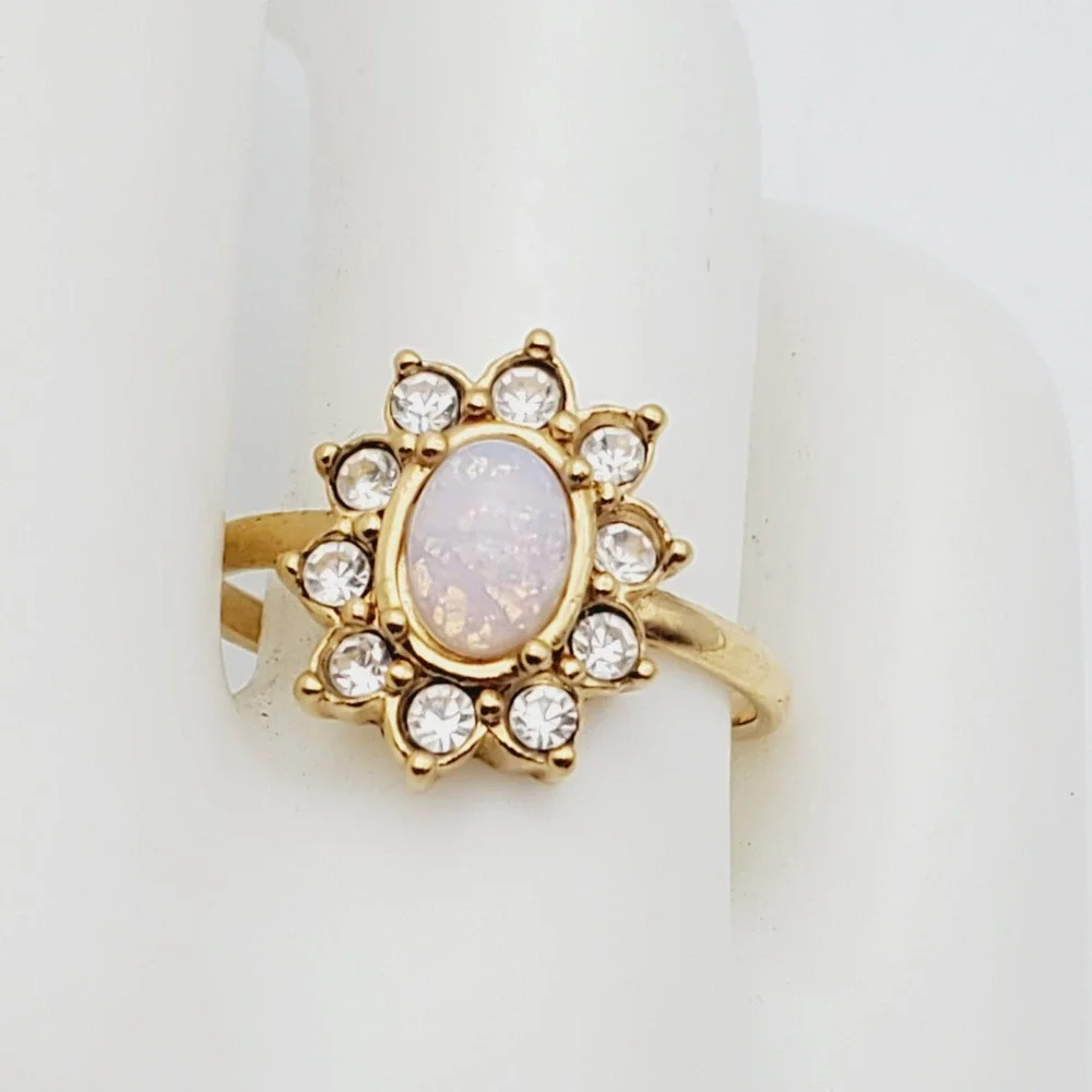 Avon Ring Gold Tone Fiery Opalesque Rhinestone Oval Classic Cocktail 8.75 1990s